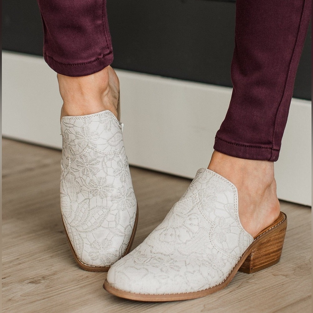 VERY G Creamy White Floral Embossed CROWN Slide On Mules Clogs Heels Shoes Sz 8
